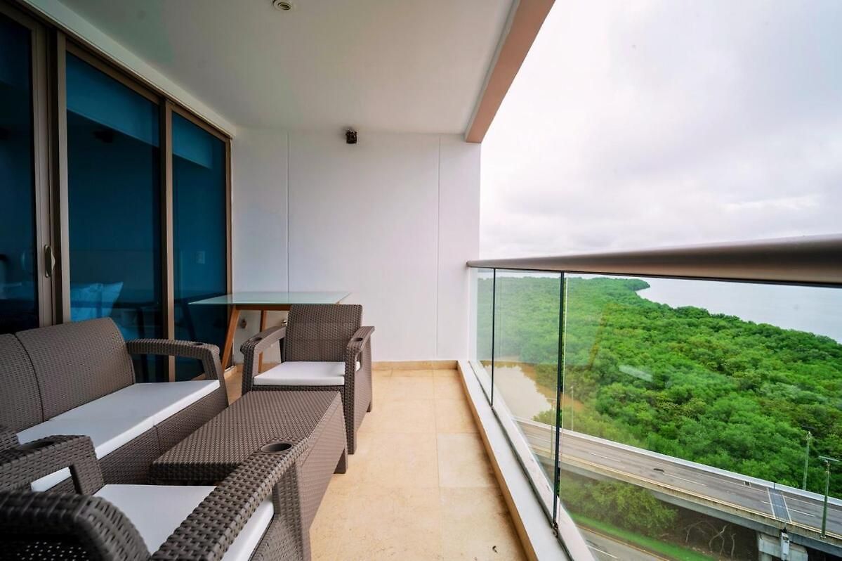 Modern Beachfront At Radisson Apartamento
